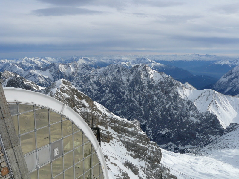 Berge hinter Garmisch-Patenkirchen, von der Zugspitze aus gesehen.